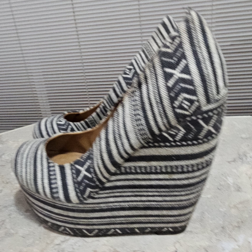 Madden Girl by Steve Madden navy & grey wedges Sz 7.5 - Picture 2 of 8